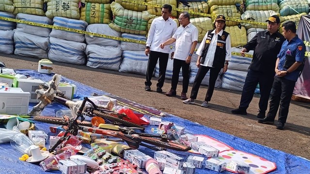 Mendag Zulhas saat pemusnahan barang impor ilegal di Cikarang. Foto: Kemendag