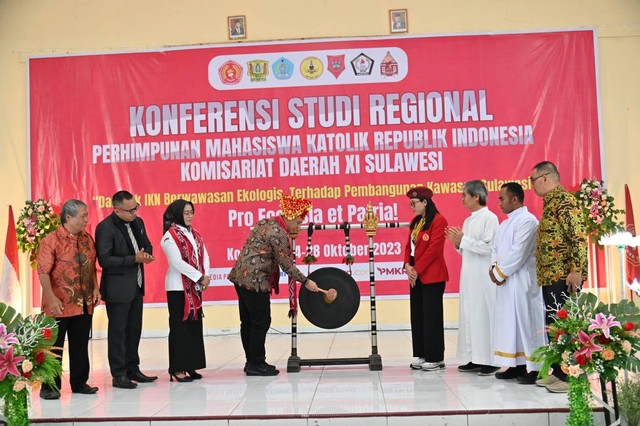 Wakil Menteri Agama RI, Saiful Rahmat Dasuki membuka kegiatan Konferensi Studi Regional PMKRI Regio XI Sulawesi secara resmi ditandai dengan pemukulan gong. 
