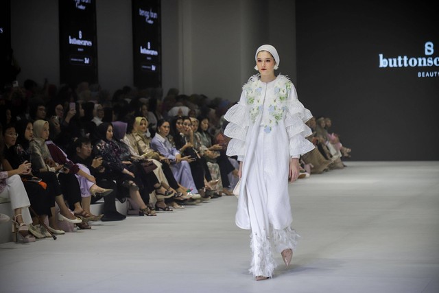 Model mengenakan busana rancangan Benang Jarum Couture dengan tema "Limitless Beauty" pada gelaran Jakarta Fashion Week di Pondok Indah Mall, Jakarta, Kamis (26/10/2023). Foto: Jamal Ramadhan/kumparan