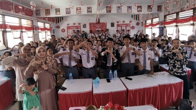 Peserta dan fasilitator kegiatan Sekolah Kebangsaan di SMA Negeri 1 Langowan, Minahasa, berfoto bersama usai kegiatan literasi digital bertema peran pemilih pemula pada Pemilu 2024.