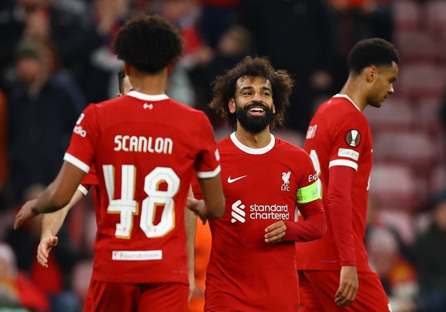 Mohamed Salah (tengah) merayakan gol dalam laga Liverpool vs Toulouse dalam matchday ketiga Liga Europa 2023/24 di Stadion Anfield pada Jumat (27/10/2023) dini hari WIB. Foto: REUTERS/Molly Darlington