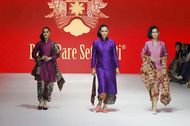 Model mengenakan busana rancangan Putri Pare Setiawati dengan tema "Nusantara" pada gelaran Jakarta Fashion Week di Pondok Indah Mall, Jakarta, Kamis (26/10/2023). Foto: Jamal Ramadhan/kumparan