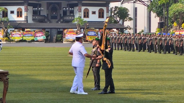 Upacara serah terima jabatan (Sertijab) Kepala Staf Angkatan Darat (KSAD) dari Jenderal Dudung Abdurachman ke Jenderal Agus Subiyanto di Mabes AD, Jakarta Pusat, Jumat (27/10).  Foto: Jonathan Devin/kumparan