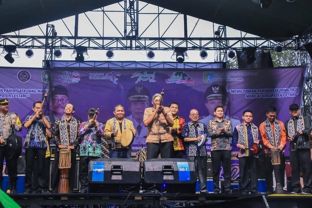 Bupati Sintang Jarot meniup alat musik tradisional Keledik sebagai tandai dimulainya Kelam Tourism Festival tahun 2023. Foto: Dok. Prokopim Sintang