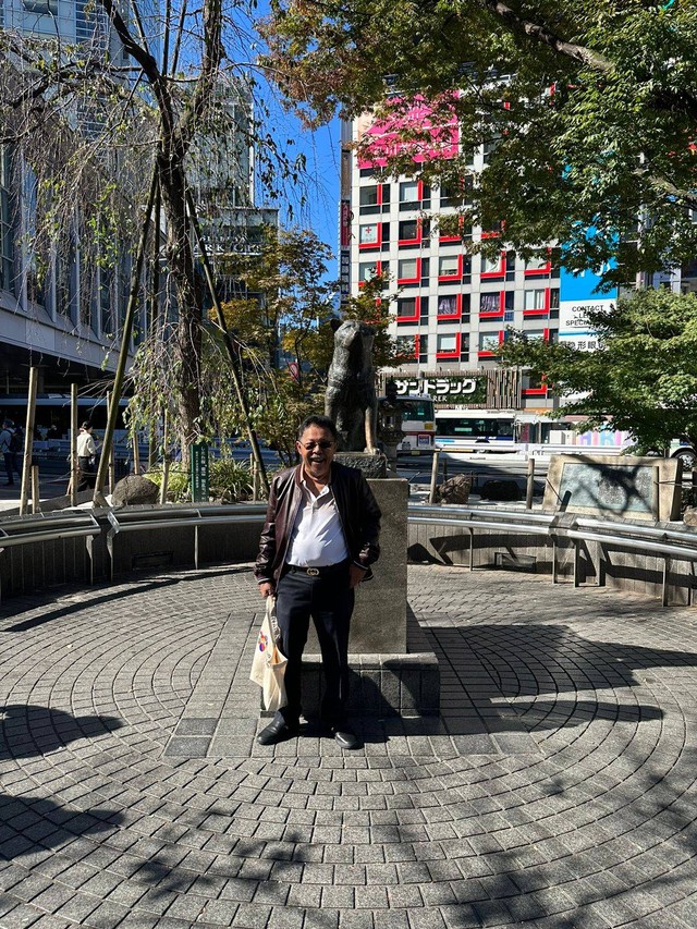 Karni Ilyas berfoto di patung Hachiko, Tokyo, Jepang. Dokumentasi Ilham Bintang.