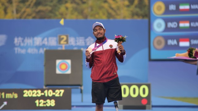 Atlet para panahan Indonesia, Ken Swagumilang, meraih medali perunggu Asian Para Games 2022 di Fuyang Yinhu Sports Centre, Hangzhou, China, pada Jumat (27/10). Foto: NPC Indonesia
