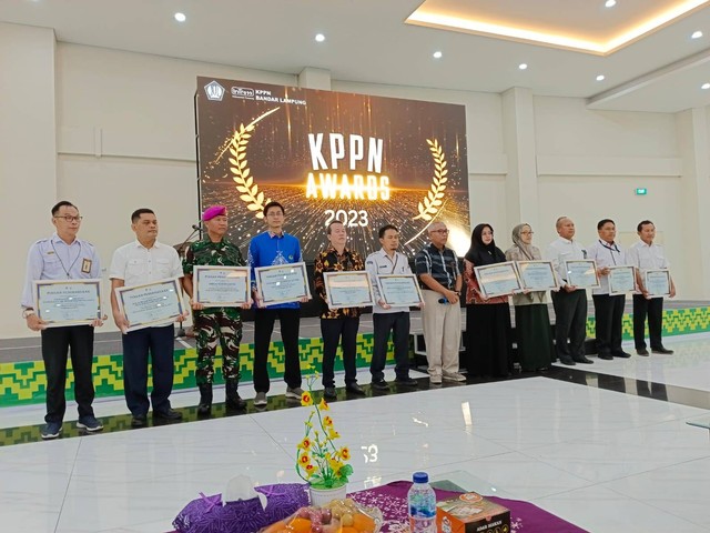 Pemberian Piagam Penghargaan | Foto : Humas Polda Lampung