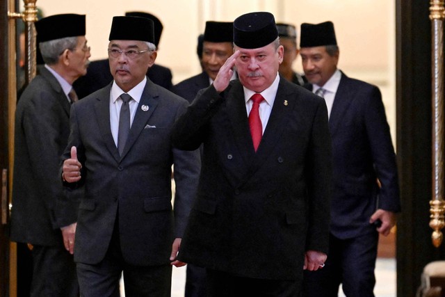 Sultan Ibrahim Iskandar dari Johor (dasi merah) berjalan setelah pemilihan raja Malaysia berikutnya di Istana Nasional di Kuala Lumpur pada 27 Oktober 2023. Foto: MOHD RASFAN/Pool via REUTERS