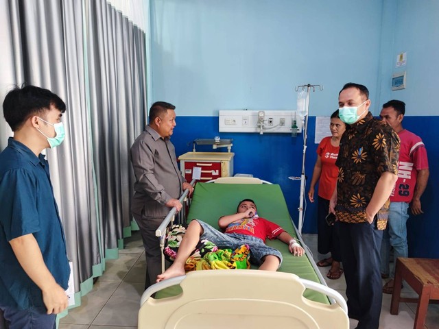 Wabup Subandrio berbincang dengan orang tua pasien saat mengunjungi RSUD Sekadau. Foto: Dok. Istimewa