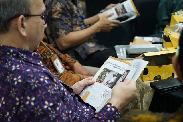 Sejumlah tamu undangan menyimak buku audiovisutorial #Semangat75 Upaya Bangun Hidup Sehat. Buku yang diluncurkan ini menjadi daya literasi pengembangan kolaborasi digital pada Kamis, (26/10/2023) yang berlokasi di Gedung Dewan Pers, Jakarta