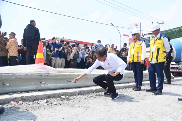 Presiden Jokowi meninjau perbaikan jalan rusak di Lampung Tengah. Foto: Rusman/Biro Pers Sekretariat Presiden