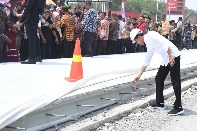 Presiden Jokowi meninjau perbaikan jalan rusak di Lampung Tengah. Foto: Rusman/Biro Pers Sekretariat Presiden