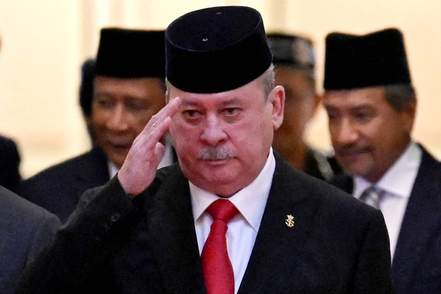 Sultan Ibrahim Iskandar dari Johor (dasi merah) berjalan setelah pemilihan raja Malaysia berikutnya di Istana Nasional di Kuala Lumpur pada Jumat (27/10/2023). Foto: MOHD RASFAN/POOL via AFP