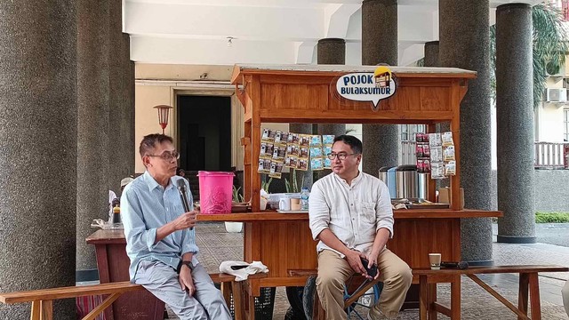 Dosen Departemen Politik dan Pemerintahan Fisipol UGM Dr Abdul Gaffar Karim (kanan) dan Dosen Magister Perdamaian dan Resolusi Konflik UGM Dr Riza Noer Arfani (kiri) di acara bertajuk Antisipasi Konflik Pemilu di UGM, Jumat (27/10). Foto: Arfiansyah Panji Purnandaru/kumparan