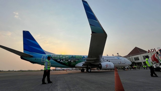 Pesawat Boeing 737-800 NG di Bandara Adi Soemarmo, Solo pada Jumat (27/10/2023). Foto: Widya Islamiati/kumparan