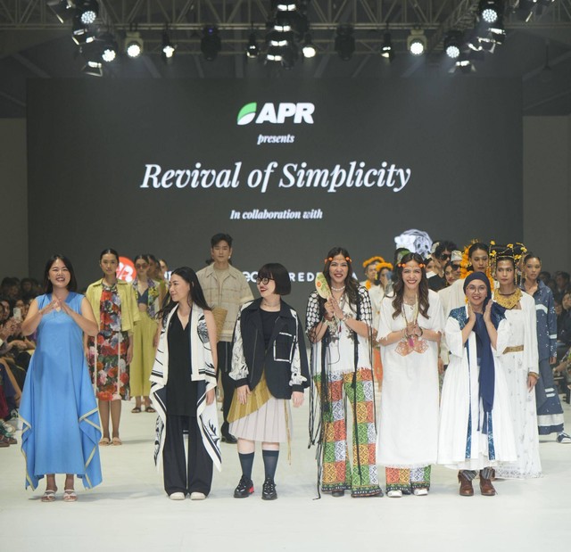 Empat jenama fesyen memamerkan 48 koleksi busana dari serat viscose-rayon APR pada fashion show “Revival of Simplicity” di The City Hall, Pondok Indah Mall 3, Kamis (26/10). Foto: dok. APR