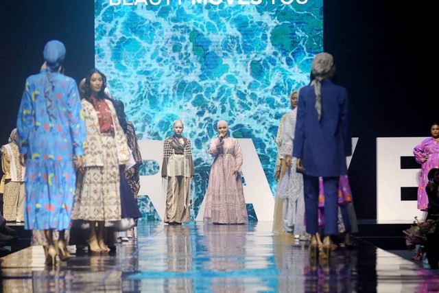 Fashion Show Wardah bersama empat desainer lokal, yaitu Aleza, Khanaan, Calla The Label, dan Jenna&Kaia di Jakarta Muslim Fashion Week 2024 di ICE BSD, Tangerang Selatan, JUmat (20/10/2023). Foto: Dok. Wardah