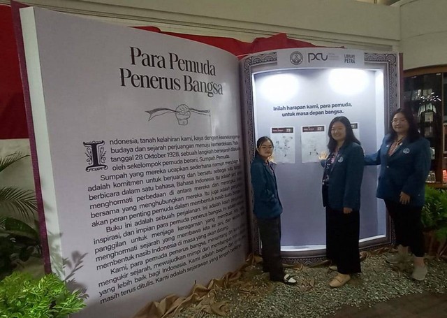 Giant book setinggi 2 meter yang dipajang di perpustakaan PCU untuk meyambut Hari Sumpah Pemuda. Foto-foto: Masruroh/Basra