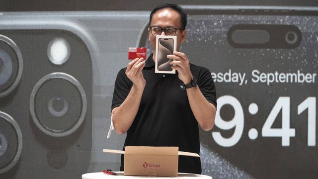 Direktur Sales Telkomsel Adiwinahyu Basuki Sigit di acara peluncuran Telkomsel x iPhone 15 Pro di Jakarta, Jumat (27/10). Foto: Telkomsel