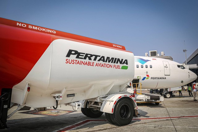 PT Pertamina Patra Niaga merilis penggunaan perdana biovatur oleh pesawat Garuda Indonesia di Bandara Soekarno-Hatta, Cengkareng, Tangerang, Jumat (27/10/2023). Foto: Dok. Pertamina Patra Niaga