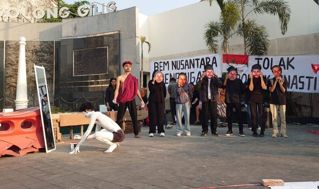 Aksi teatrikal BEM Nusantara DIY di Tugu Yogyakarta, Jumat (27/10). Foto: Widi RH Pradana/Pandangan Jogja