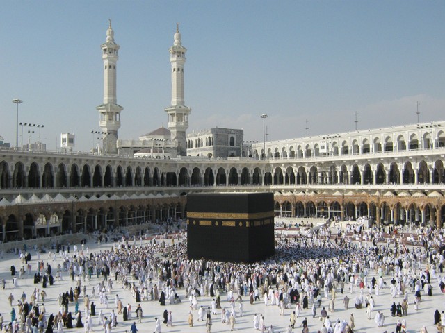 Ilustrasi Ibadah Haji (Sumber: https://www.pexels.com/photo/a-crowd-on-a-square-in-mecca-5620451/).