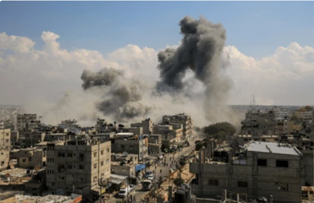 Asap membubung tinggi setelah serangan udara Israel ke kota Rafah di Jalur Gaza selatan. Foto: Shutterstock