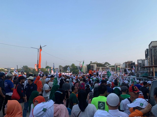 Suasana jalan sehat dan senam bacapres dan cawapres dari Koalisi Perubahan Anies Baswedan dan Muhaimin Iskandar di Depok, Jawa Barat, Sabtu (28/10/2023). Foto: Luthfi Humam/kumparan