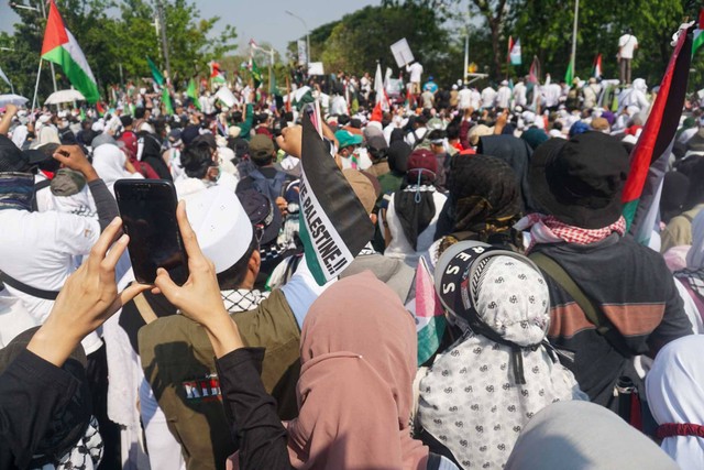 Peserta Aksi Bela Palestina di kawasan Kedutaan Besar Amerika Serikat, Jakarta, Sabtu (28/10/2023). Foto: Iqbal Firdaus/kumparan