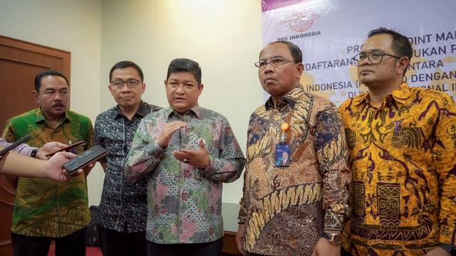 Direktur Kepesertaan BPJS Ketenagakerjaan Zainudin dan Direktur Bisnis Jasa Keuangan Pos Indonesia Haris. Foto: BPJS Ketenagakerjaan