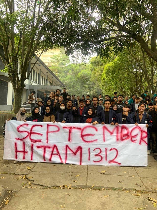 Aksi Mahasiswa UIN Sunan Gunung Djati bersama mahasiswa Jawa Barat pada aksi September Hitam 2023 lalu. Foto: Dok. Pribadi Penulis