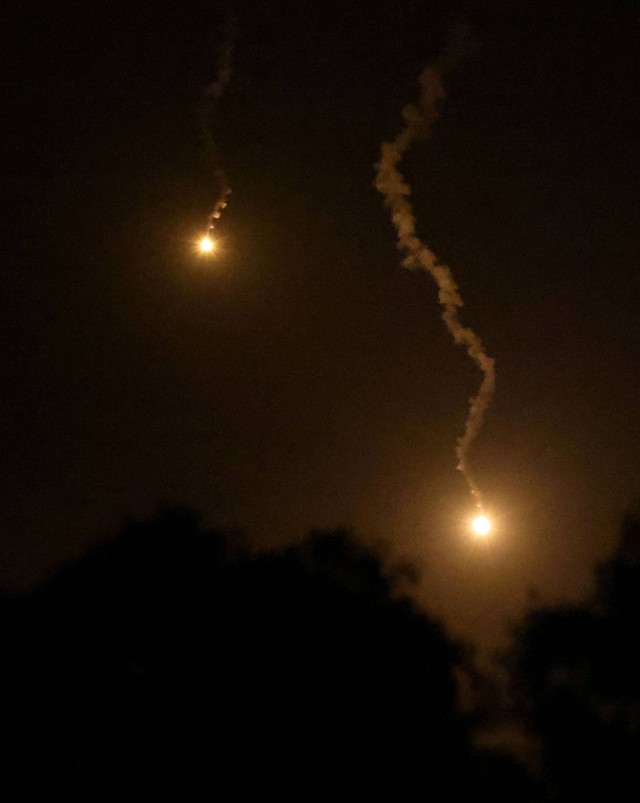 Flare di atas Kota Gaza, terlihat dari Sderot di Israel selatan, Jumat (27/10/2023). Foto: Violeta Santos Moura/REUTERS