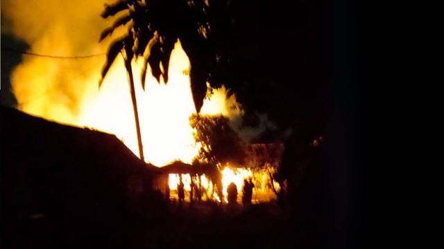 Kebakaran rumah di Desa Katur, Kecamatan Gayam, Kabupaten Bojonegoro, Jawa Timur. Sabtu (28/10/2023). (Aset: Dok Istimewa)