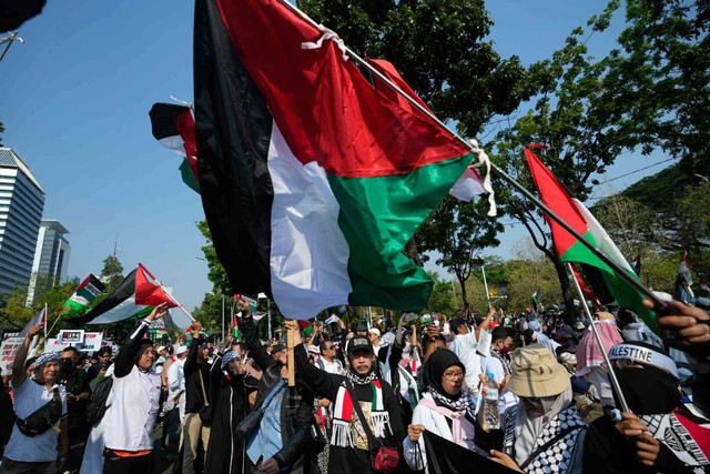 Para pengunjuk rasa meneriakkan slogan-slogan sambil mengibarkan bendera Palestina saat unjuk rasa mendukung rakyat Palestina, di luar Kedutaan Besar AS di Jakarta, Indonesia, Sabtu, 28 Oktober 2023. Foto: AP Photo/Achmad Ibrahim