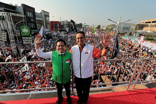 Bacapres-Bacawapres Anies Baswedan-Muhaimin Iskandar dalam Senam & Jalan Bareng AMIN di area Kompleks Ruko Verbena, Jalan Boulevard GDC, Depok pada Sabtu (28/10). Foto: Dok. Istimewa