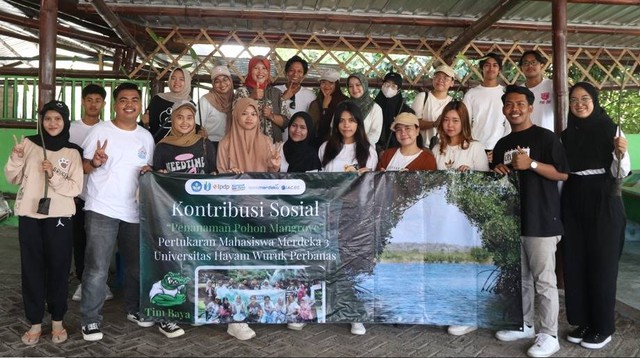 Mahasiswa Nusantara UHW Perbanas menggelar kegiatan tanam pohon mangrove untuk memperingati Hari Sumpah Pemuda, Sabtu (28/10).