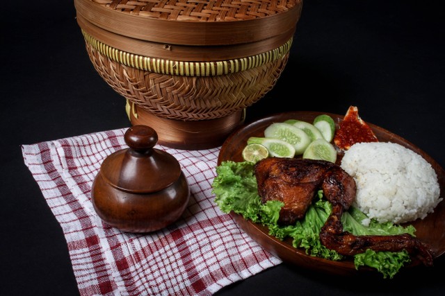 Ayam goreng enak di Jogja, foto hanya ilustrasi: Unsplash/Yuannita steila