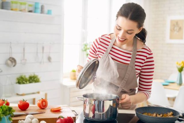 Ilustrasi Cara Memasak Nasi di Panci. Foto: Unsplash/ Choreograph.