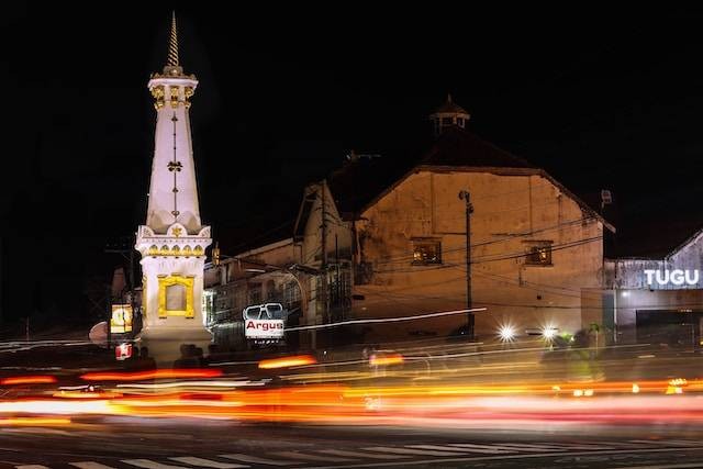 Tugu Jogja. Tempat Makan Unik di Yogyakarta. Sumber: Dhio Gandhi / Unsplash