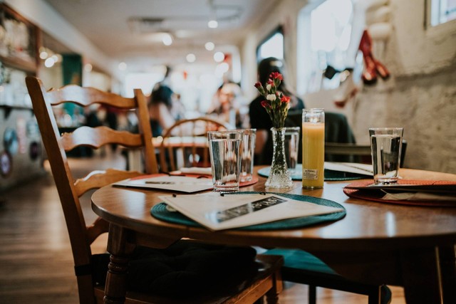 Ilustrasi Tempat Makan di Stasiun Yogyakarta. Sumber: Unsplash/Sandra Seitamaa