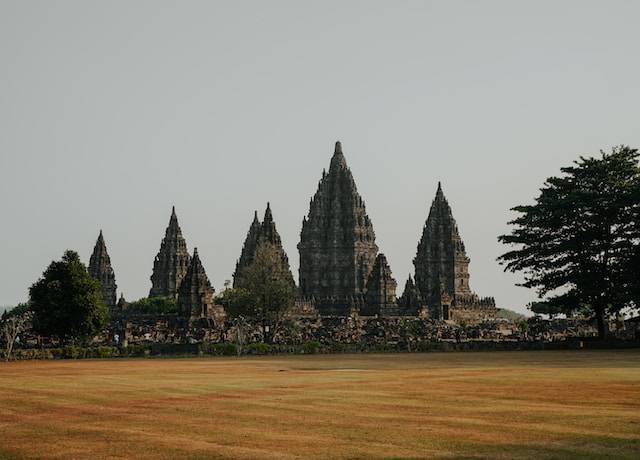 Prambanan Temple. Tempat Makan di Sleman Yogyakarta. Sumber: Wendy Winarno / Unsplash