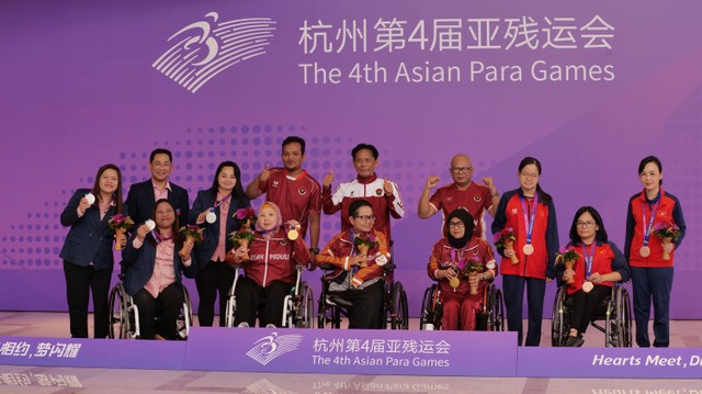 Yuni Yulia (kiri), Nasip Farta (tengah), dan Lilis Herna (kanan) meraih medali emas Asian Para Games 2022 cabor para catur  di Hangzhou Qi-Yuan (Zhili) Chess Hall, Hangzhou, China, pada Sabtu (28/10). Foto: NPC Indonesia