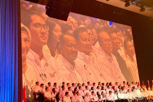 Capres Prabowo Subianto bersama tim kampanye nasional (TKN) hadiri Deklarasi dukungan Generasi Penerus Negeri, di Djakarta Theater XXI,  Menteng, Jakarta Pusat, Sabtu (28/10/2023). Foto: Paulina Herasmaranindar/kumparan