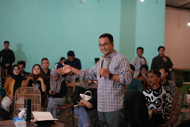 Bacapres Anies Baswedan dalam kegiatan Nongkrong Bareng AMIN bersama Anak Muda di Kafe NUansa Jember, Sabtu (28/10).