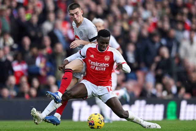 Pemain Arsenal Eddie Nketiah beraksi dengan pemain Sheffield United Luke Thomas di Stadion Emirates, London, Inggris, Sabtu (28/10/2023). Foto: Tony Obrien/REUTERS