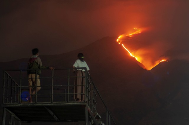 Warga melihat kebakaran Gunung Merbabu di Jlarem, Gladagsari, Boyolali, Jawa Tengah, Sabtu (28/10/2023). Foto: Aloysius Jarot Nugroho/ANTARA FOTO
