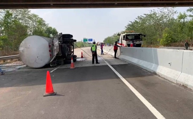 Truk tangki terguling di Tol Terbanggi Besar-Pematang Panggang-Kayu Agung, tepatnya di KM 220+200 Jalur B arah Lampung. | Foto: Dok PT Hutama Karya (Persero)