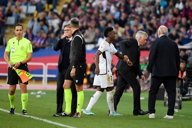 Pemain Real Madrid, Vinicius Jr, ditarik Carlo Ancelotti saat hadapi FC Barcelona di Stadion Olimpic Lluis Companys, Barcelona, Spanyol, Sabtu (28/10/2023). Foto: Josep LAGO / AFP