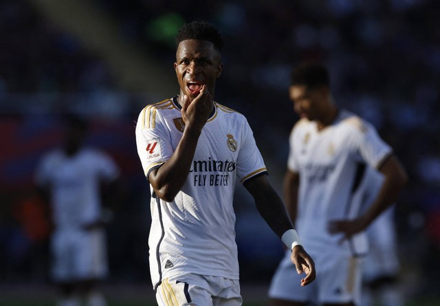 Pemain Real Madrid, Vinicius Junior, saat hadapi FC Barcelona di Stadion Olimpic Lluis Companys, Barcelona, Spanyol, Sabtu (28/10/2023). Foto: REUTERS/Albert Gea