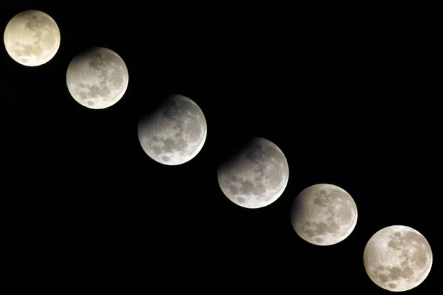 Foto kolase fase terjadinya gerhana bulan sebagian di langit Depok, Jawa Barat, Minggu (29/10/2023).  Foto: Yulius Satria Wijaya/ANTARA FOTO